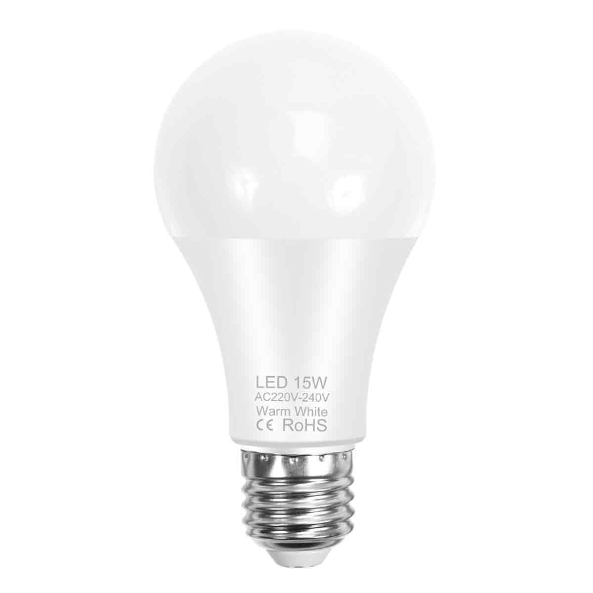 Eine weiße LED-Glühbirne ist zentriert. Sie hat einen abgerundeten oberen Teil und einen konisch geformten Sockel mit einem silbernen Schraubanschluss. Text ist aufgedruckt.