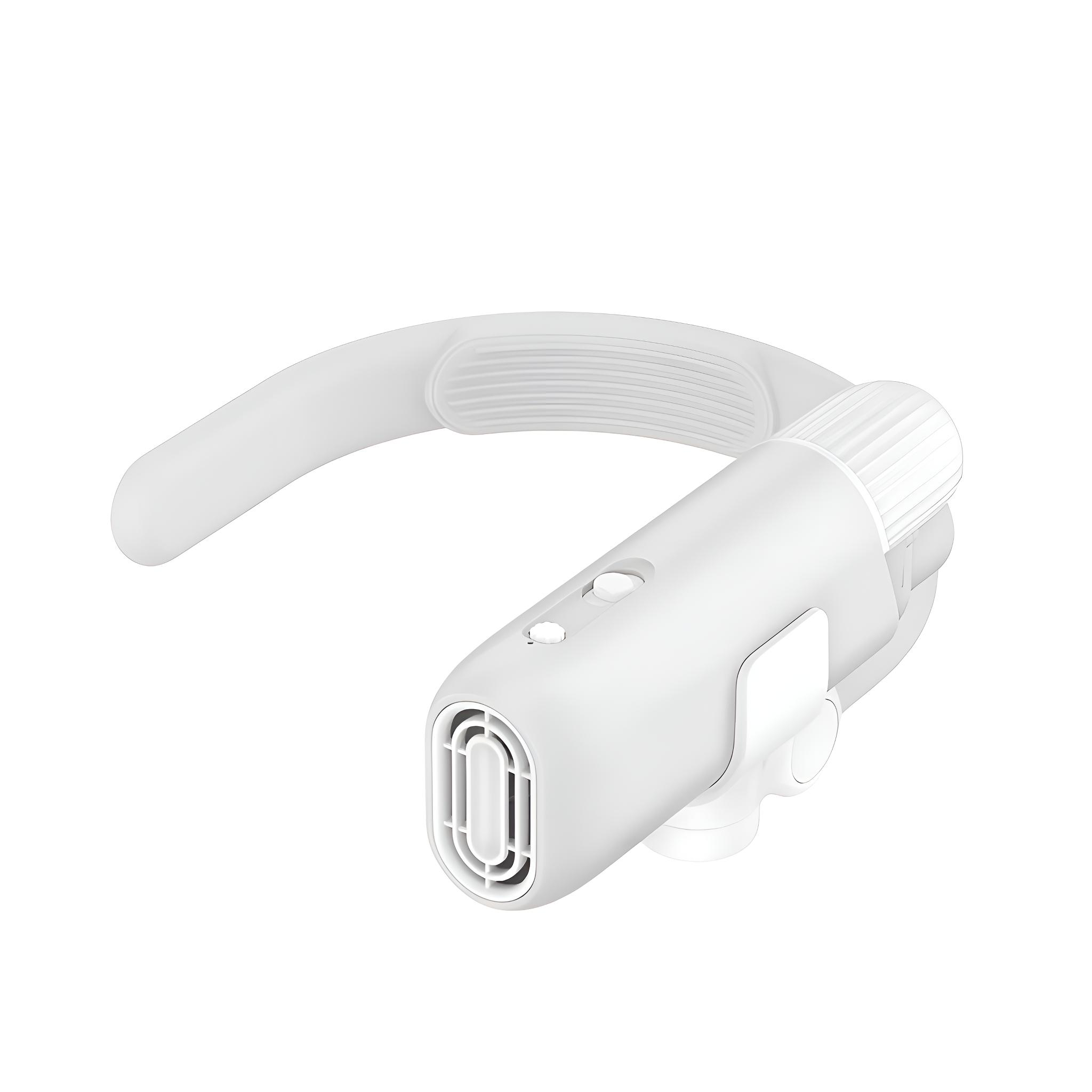 Ein weißer Nackenventilator auf weißem Hintergrund. Der Ventilator hat ein gebogenes Band und eine zylindrische Komponente.