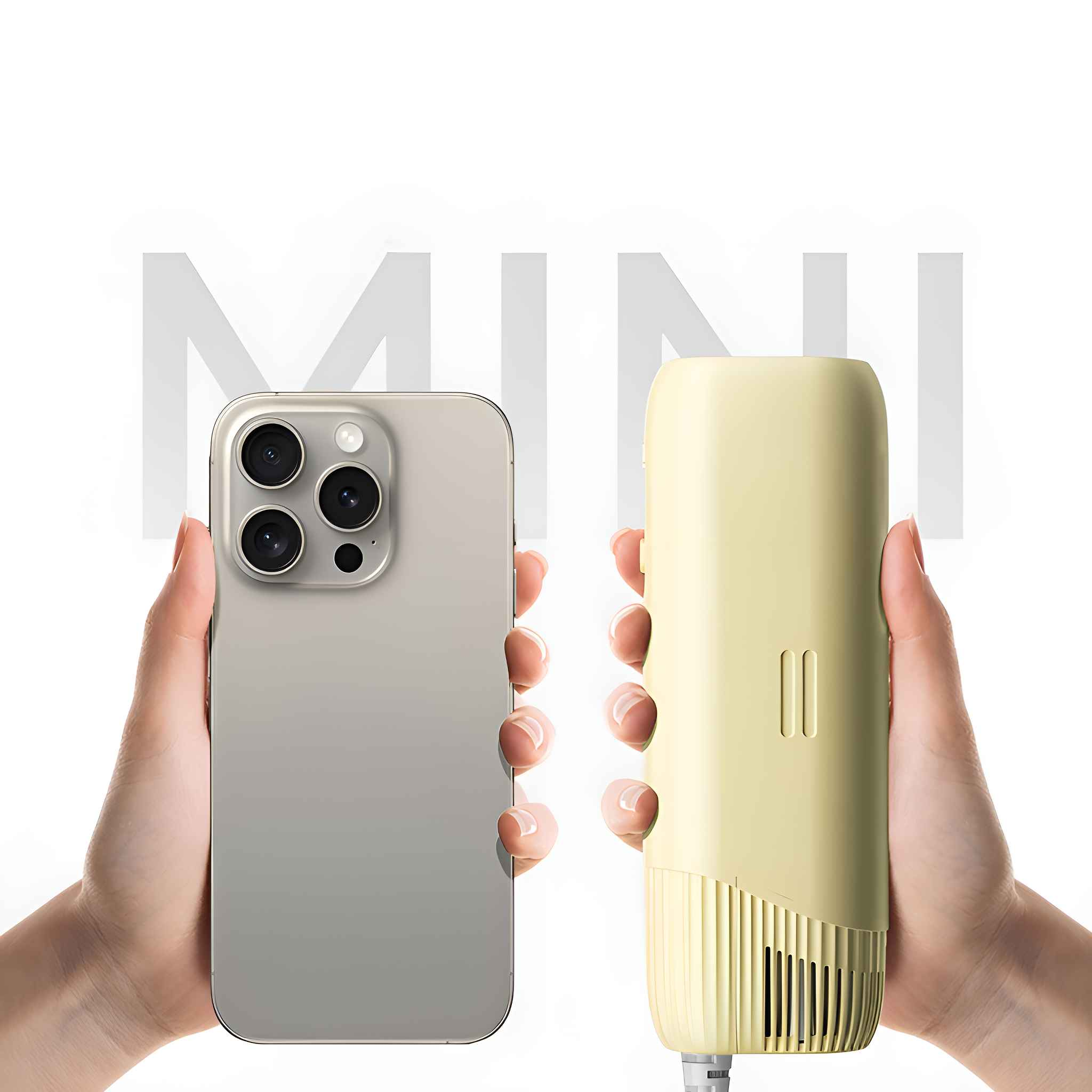 Hände halten ein Smartphone und ein kleines cremefarbenes Gerät vor einem weißen Hintergrund mit dem Wort MINI.