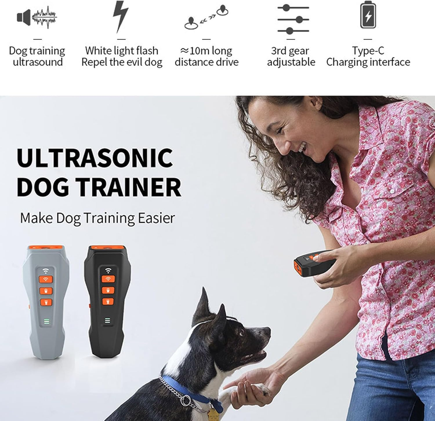 Frau benutzt einen Ultraschall-Hundetrainer mit einem Hund. Der Trainer ist schwarz, es gibt noch zwei weitere Trainer in Grau und Schwarz.