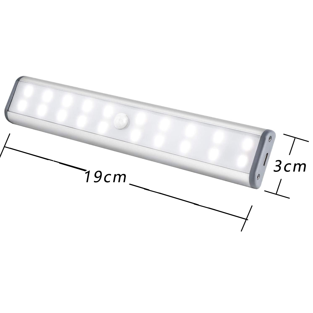 Eine silberne LED-Lichtleiste mit 20 Lichtern, einem Bewegungssensor und einem Ladeanschluss. Abmessungen: 19 cm lang, 3 cm breit.
