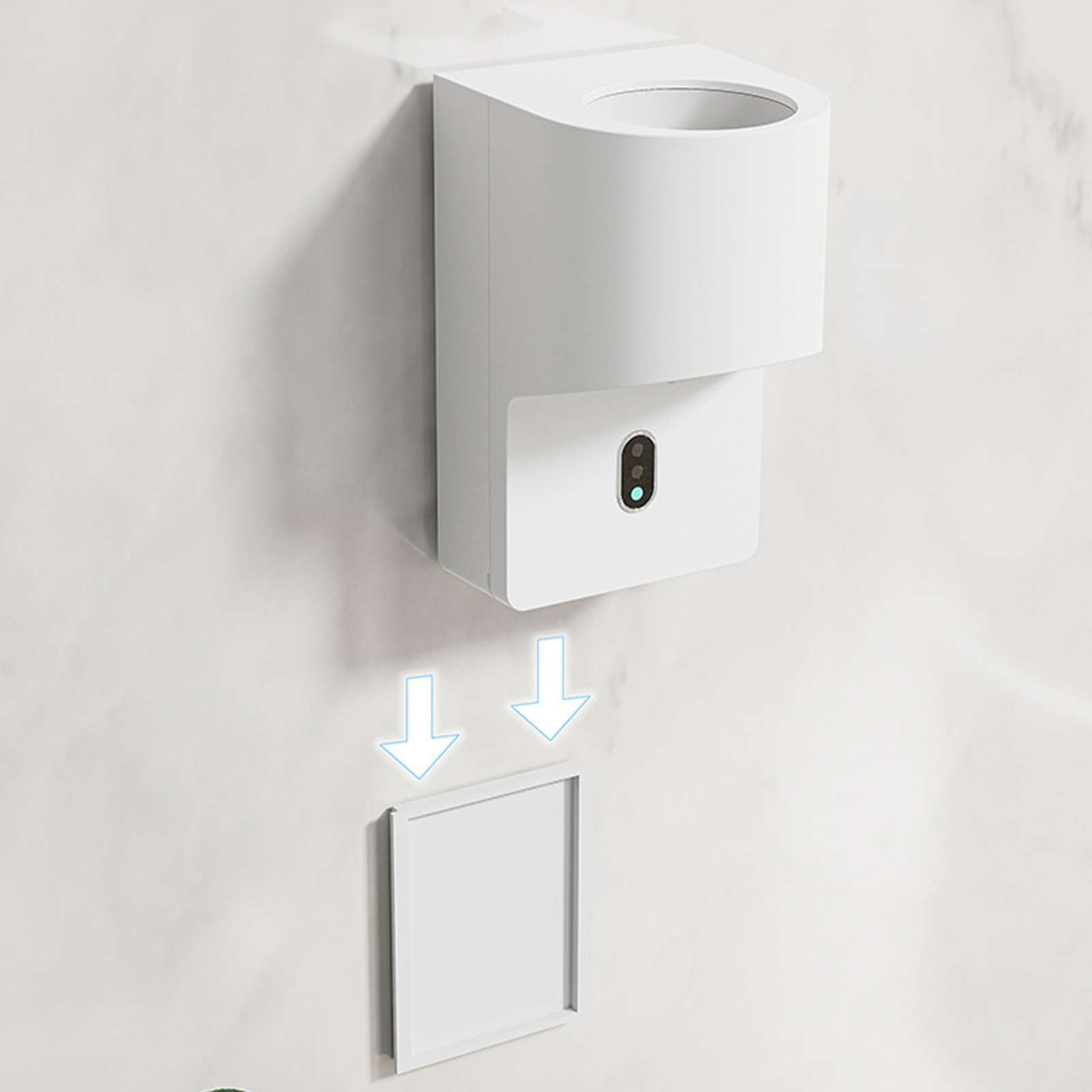 Weißer, an der Wand befestigter Spender. Er hat eine obere Öffnung, einen Sensor und eine abnehmbare Platte unten. Pfeile zeigen die Entfernung an.