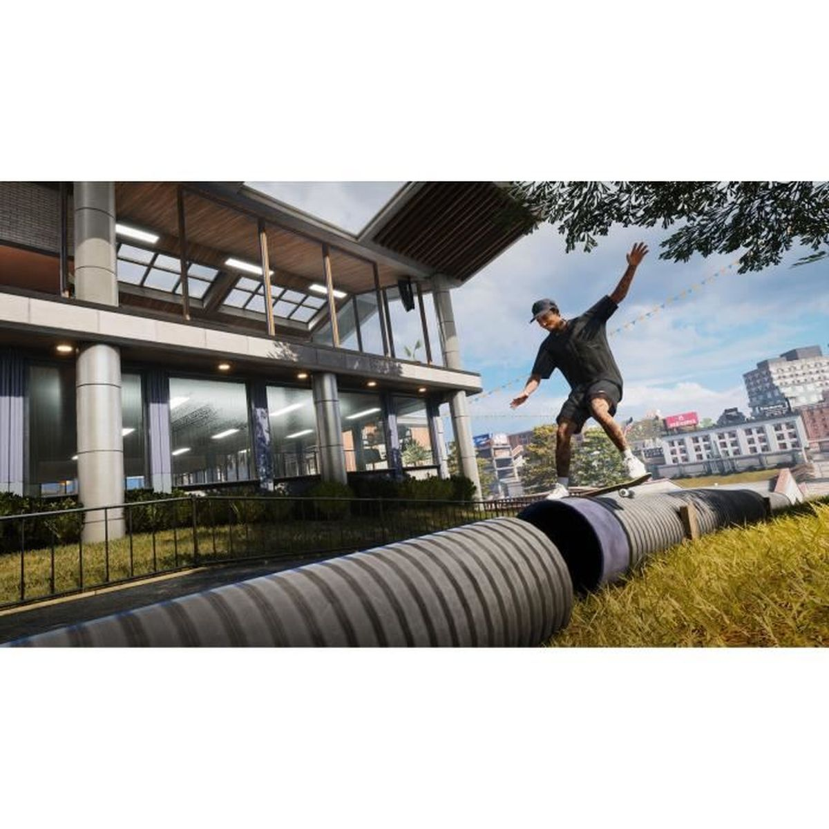 Uno skater in camicia e pantaloncini neri si equilibra su un tubo. Un edificio moderno con finestre di vetro sullo sfondo.