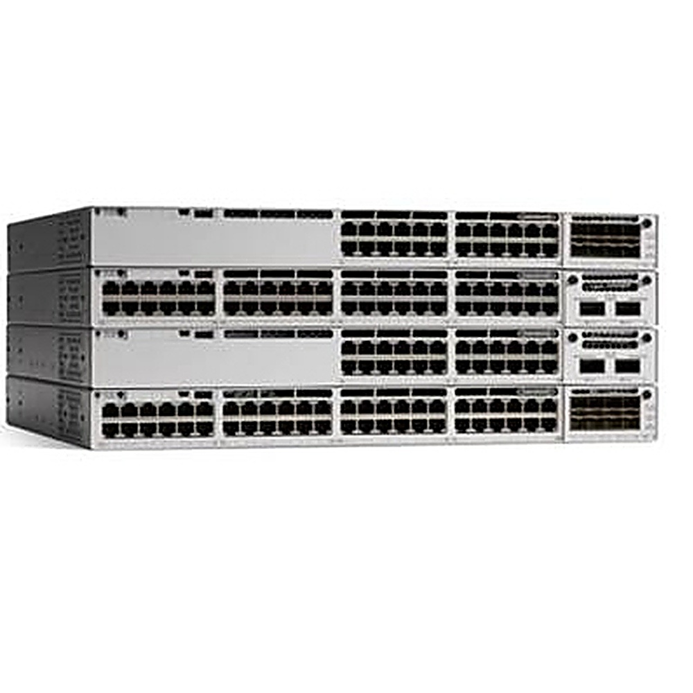 Quattro switch di rete argentati impilati. Ognuno ha più porte e connettori neri. Sfondo bianco.
