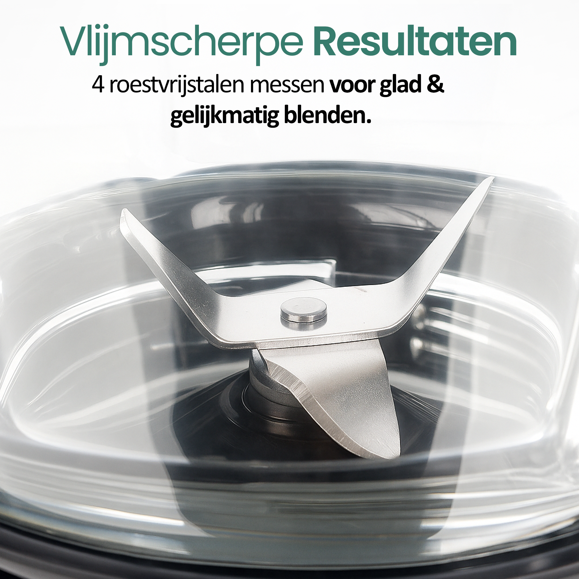 Close-up van een blenderblad. Roestvrijstalen messen zijn zichtbaar in een doorzichtige container, met tekst erboven.