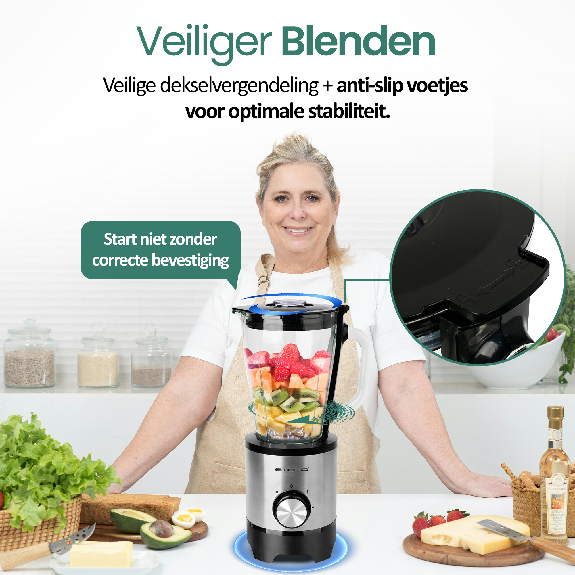 Vrouw lacht, presenteert een blender met fruit. Keukenomgeving met etenswaren op het aanrecht. Tekst: Veiliger Blenden.