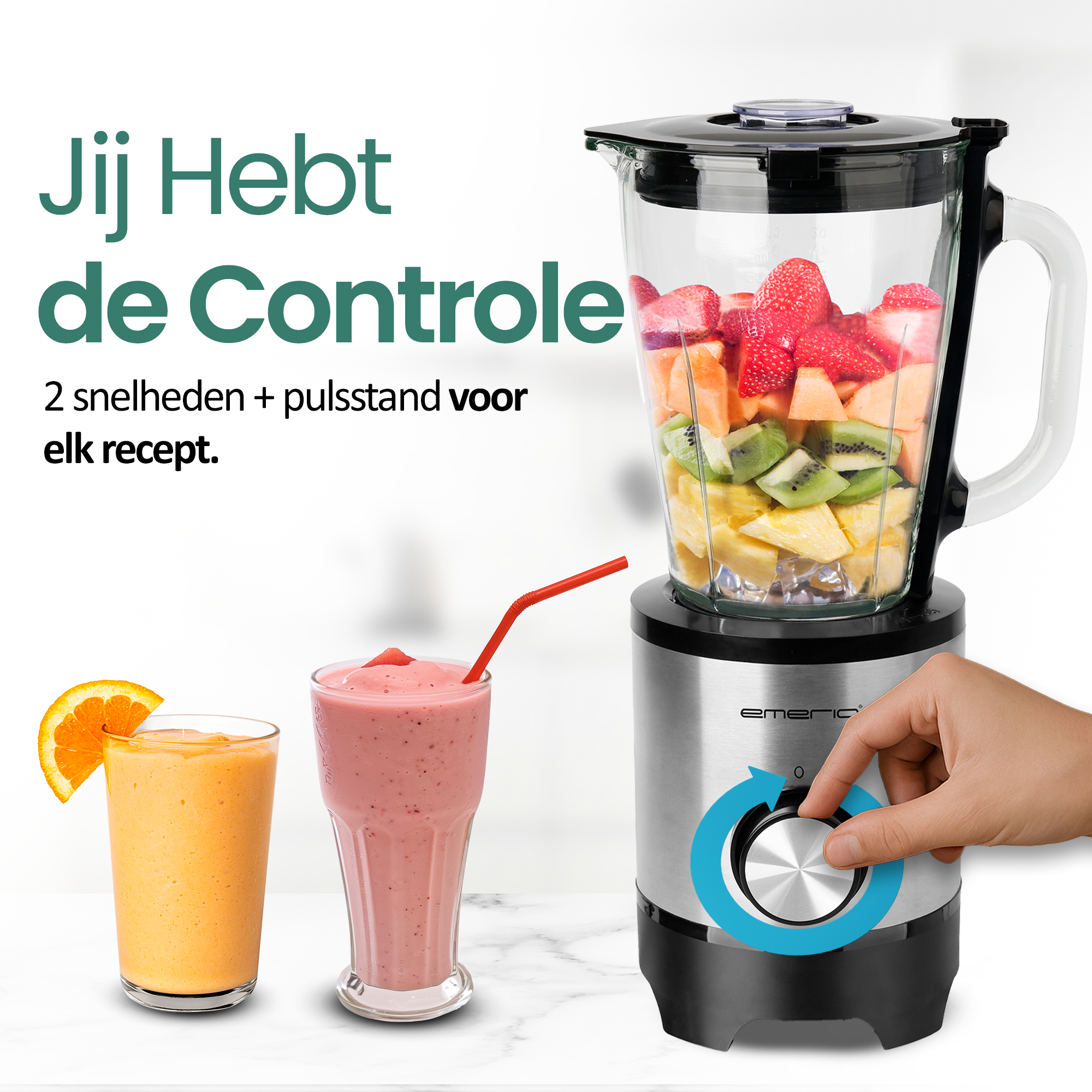 Blender met fruit, smoothies en een hand die aan een knop draait. De blender is gevuld met gesneden fruit. Twee smoothies links.