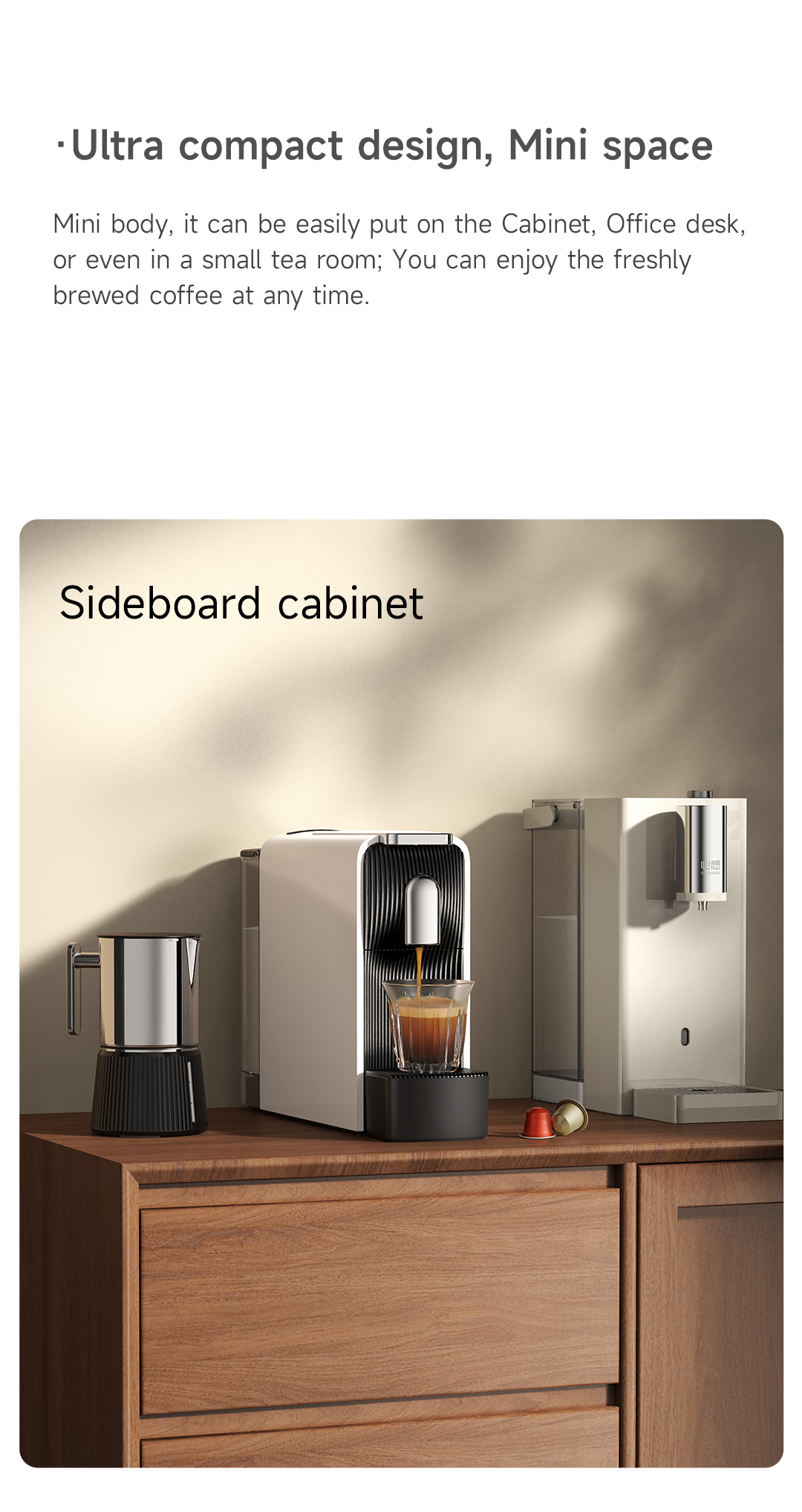 Máquinas de café sobre un mueble de madera. Una máquina vierte café en un vaso. Dos cápsulas de café están en la superficie.