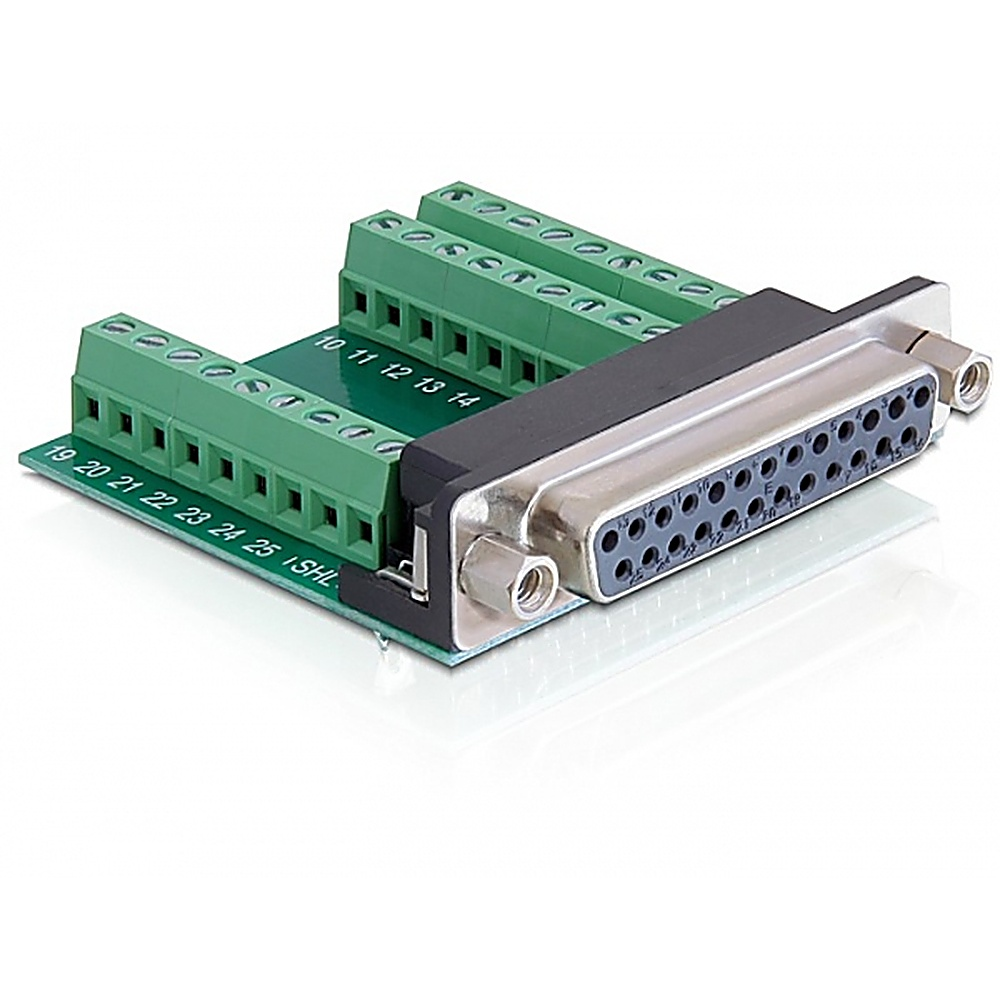 Un circuito stampato verde con morsetti a vite e un connettore D-sub argentato con più pin. Sfondo bianco.