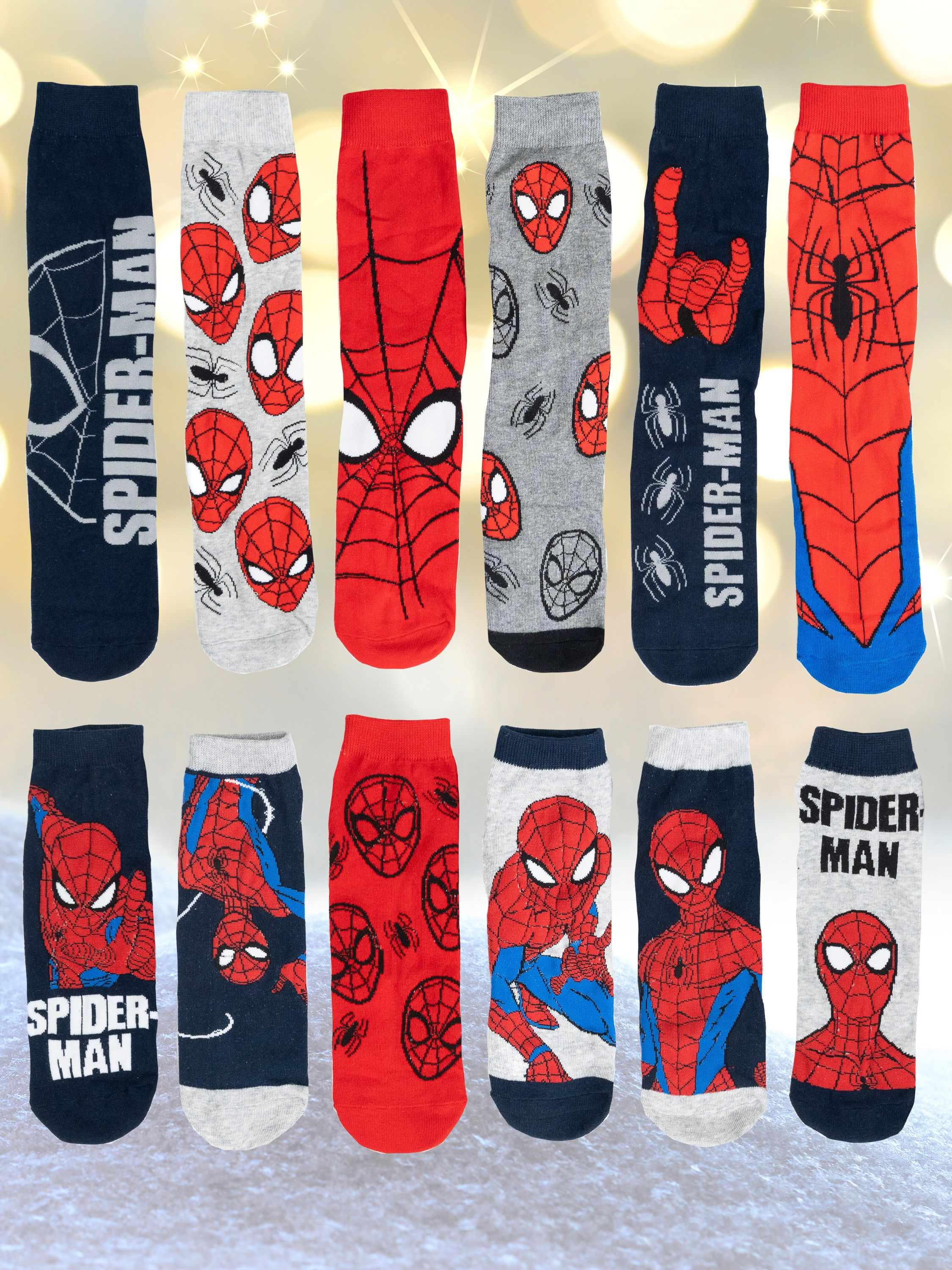 Sammlung von Spider-Man-Socken. Verschiedene Designs und Farben mit dem Spider-Man-Logo und -Gesicht auf unscharfem Hintergrund.