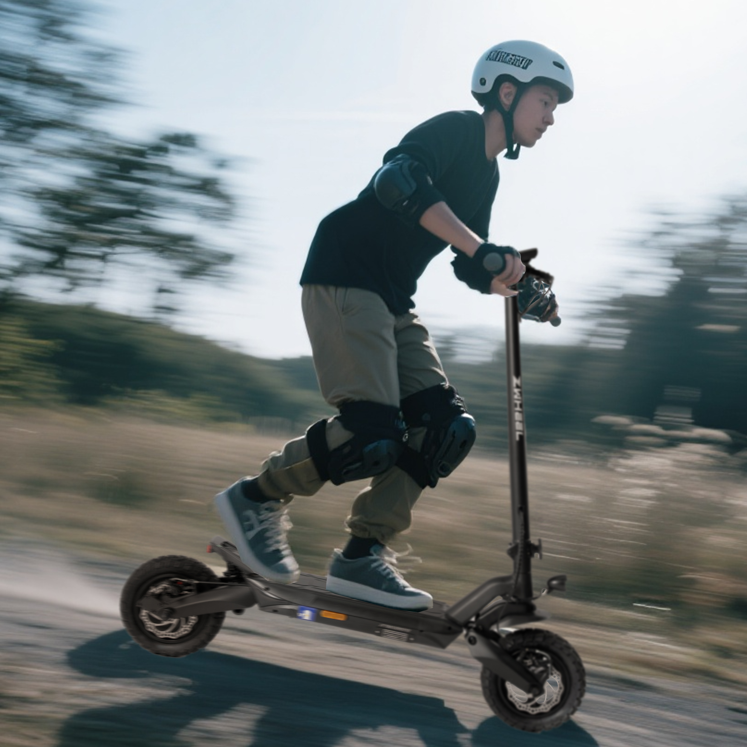 Eine Person fährt im Freien einen Elektroroller, trägt Helm und Schutzkleidung. Der Hintergrund zeigt verschwommene Bäume und Himmel.