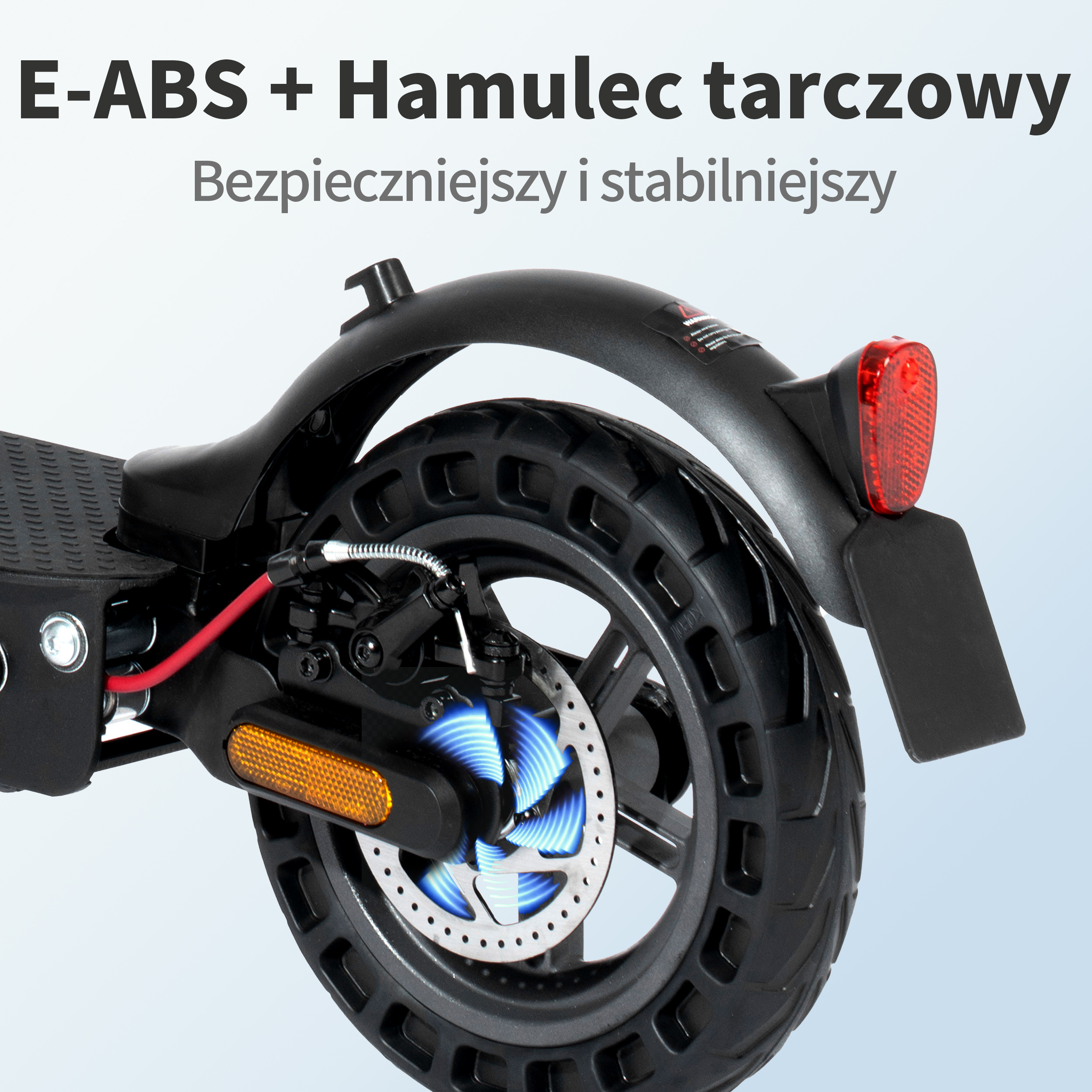 Czarne koło skutera z hamulcem tarczowym, pomarańczowym odblaskiem, czerwonym światłem. Tekst: E-ABS + Hamulec tarczowy. Bezpieczniejszy i stabilniejszy.