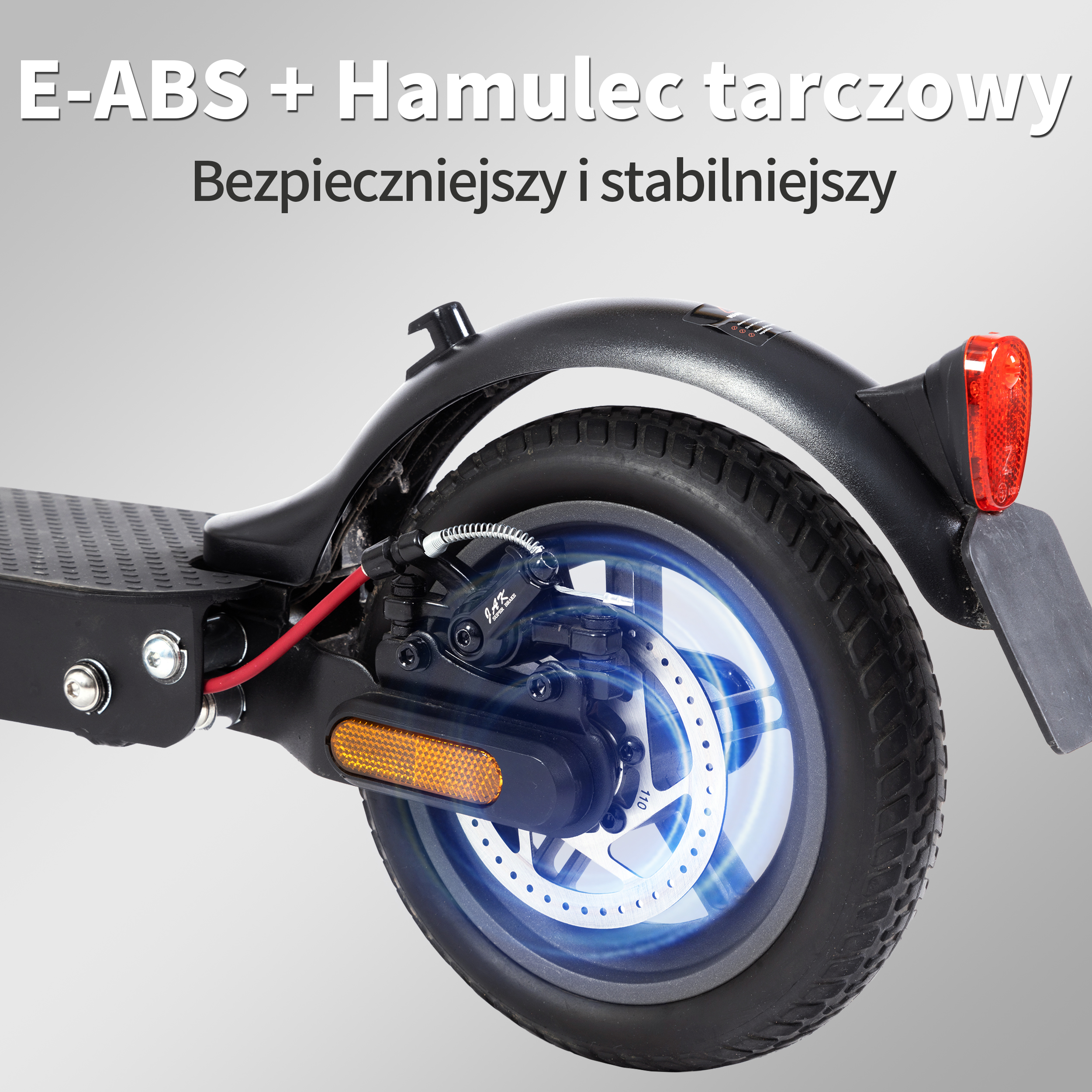 Zbliżenie tylnego koła skutera elektrycznego, hamulca tarczowego i czerwonego światła tylnego. Biały tekst u góry mówi E-ABS + Hamulec.