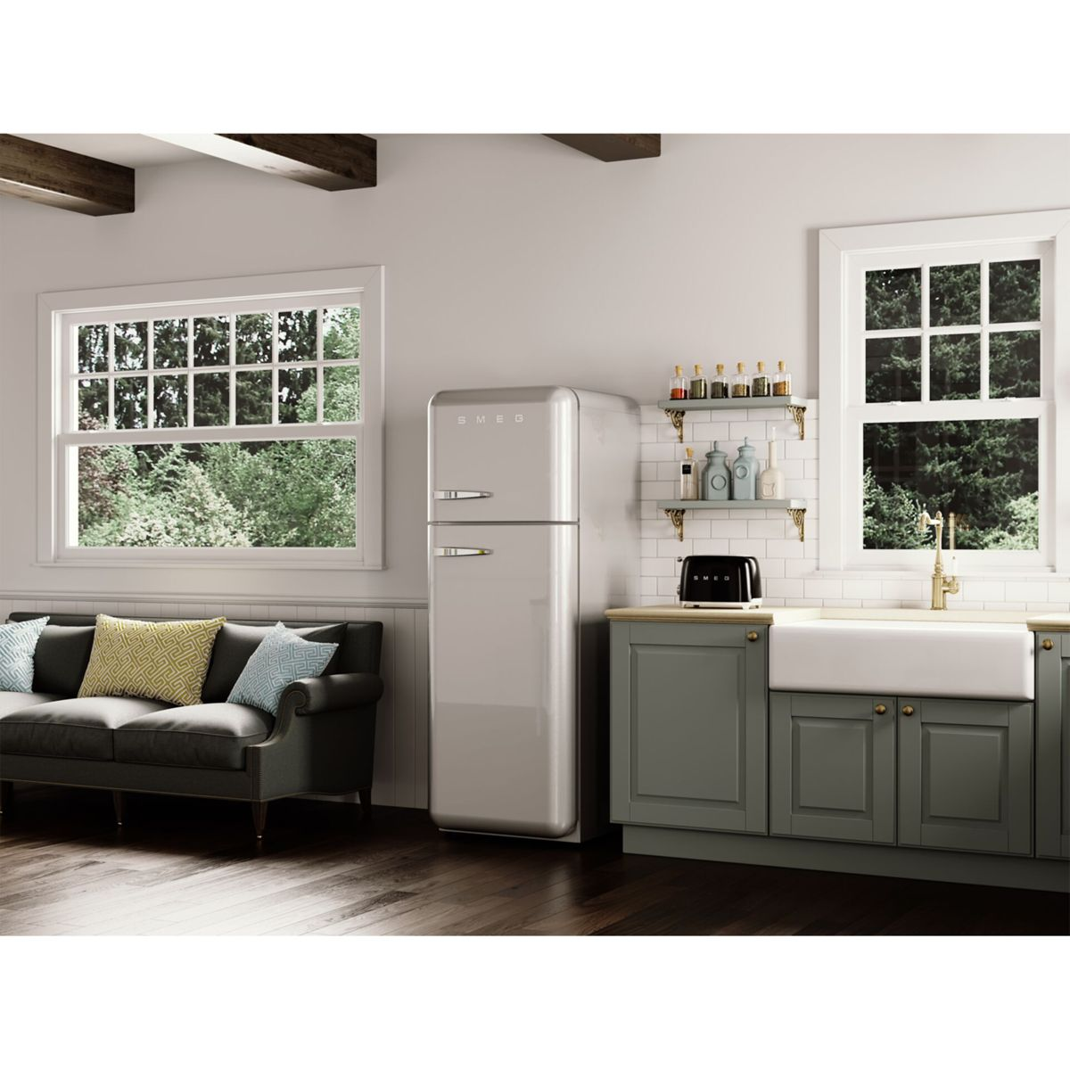 Kuchnia z szarą lodówką SMEG, sofą, oknami i zlewem. Scena jest jasna i przestronna. Podłoga jest z ciemnego drewna.