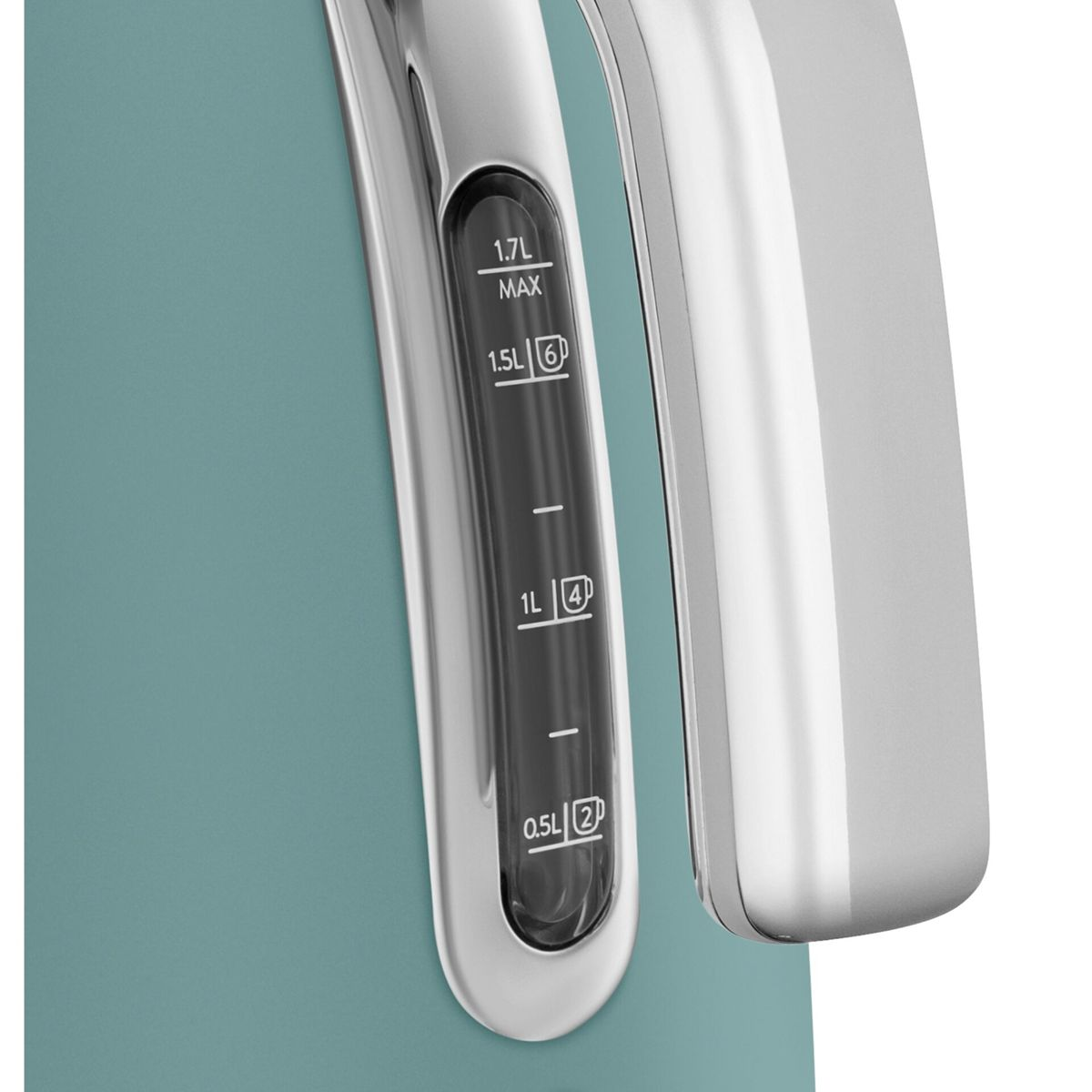 Zbliżenie turkusowego czajnika elektrycznego ze wskaźnikiem poziomu wody. Pokazuje pomiary do 1,7 l. Czajnik ma srebrny uchwyt.
