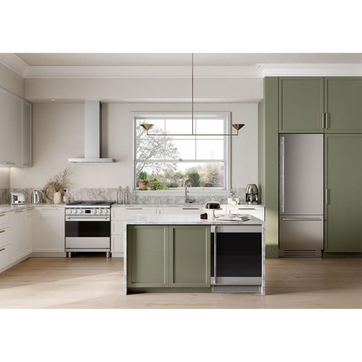 Nowoczesna kuchnia z białymi szafkami, urządzeniami ze stali nierdzewnej i zieloną wyspą. Okno pokazuje drzewo na zewnątrz.