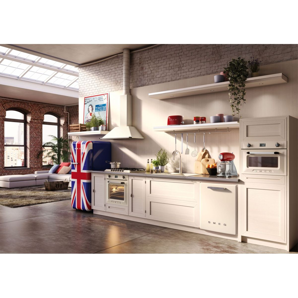 Kuchnia z lodówką w barwach Union Jack, kremowymi szafkami i czerwonym mikserem. Ceglana ściana i duże okna.