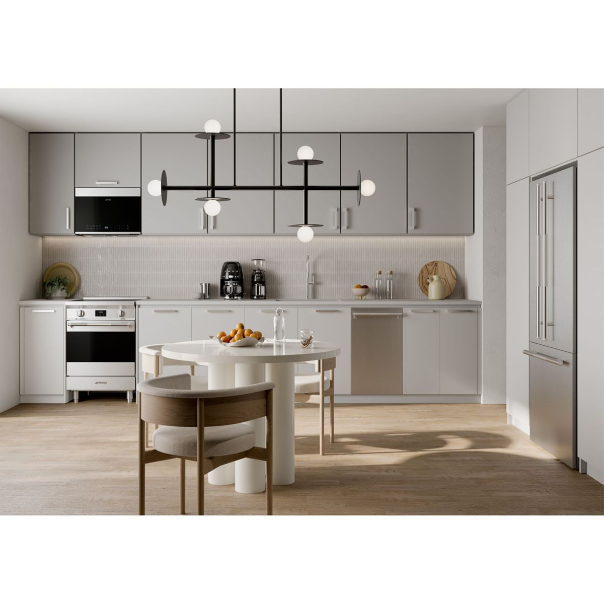 Nowoczesna kuchnia z białymi szafkami, drewnianą podłogą, okrągłym stołem, krzesłami i unikalnym żyrandolem. Widoczne są urządzenia i owoce.