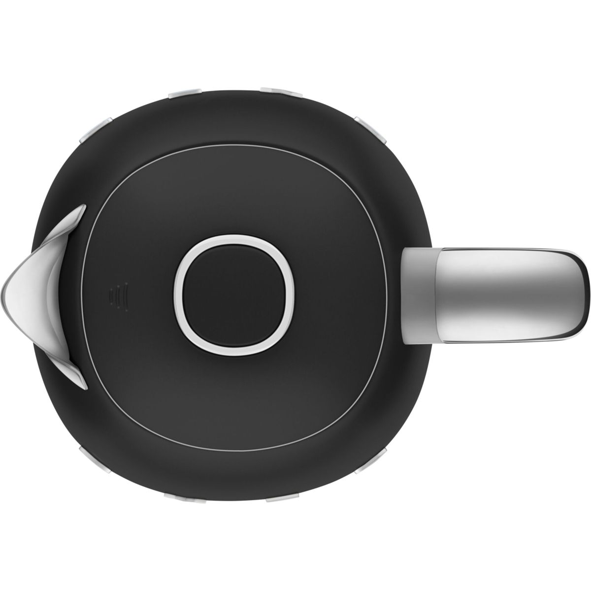 Widok z góry na czarny czajnik elektryczny ze srebrnym uchwytem i wylewką. Białe koło pośrodku.