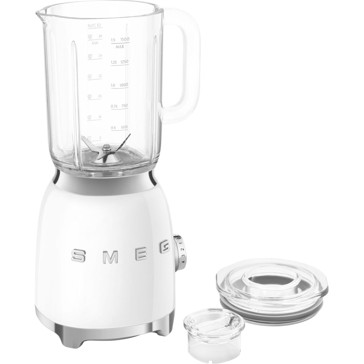 Biały blender Smeg ze szklanym dzbankiem i pokrywką jest wyświetlany na białym tle. Blender jest w centrum uwagi.