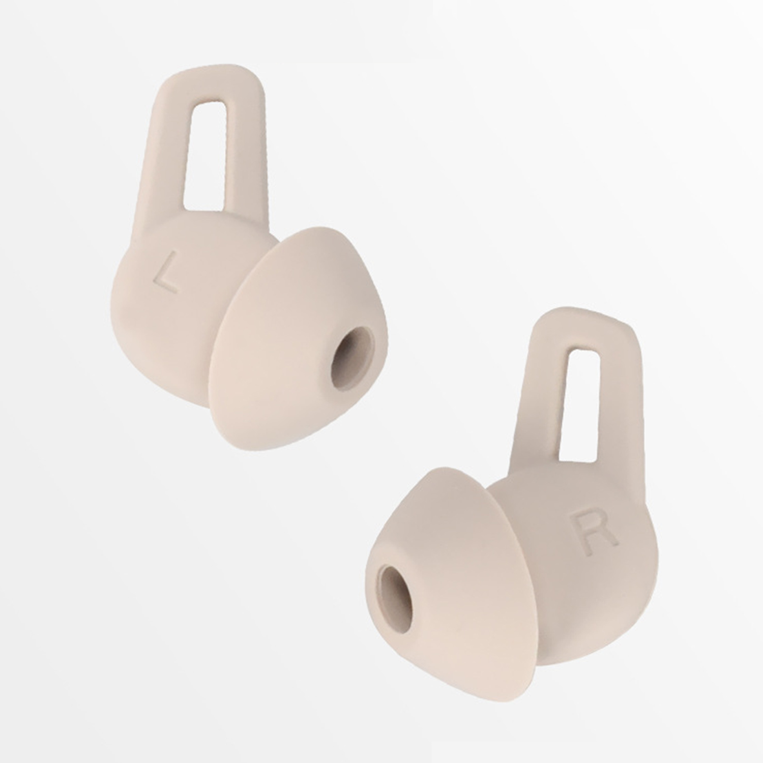 Zwei beige Ohrstöpsel. Einer mit "L", der andere mit "R" beschriftet. Beide haben abgerundete Spitzen und eine Schlaufe, auf weißem Hintergrund.