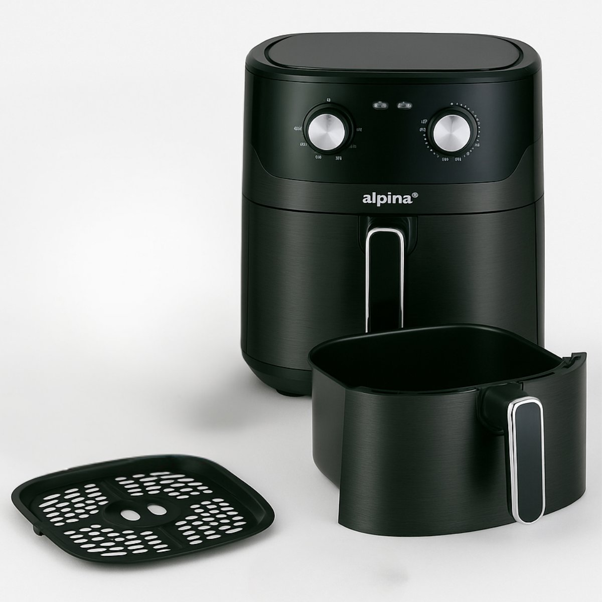 Zwarte airfryer met afneembare mand en geperforeerde plaat, merk 'alpina'. Knoppen voor temperatuur en tijdinstellingen zijn zichtbaar.