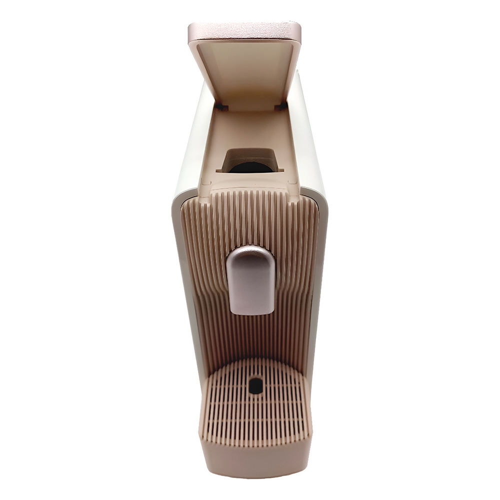 Una cafetera moderna, blanca y oro rosa. El compartimento superior está abierto. El diseño es elegante y vertical. Sobre fondo blanco.