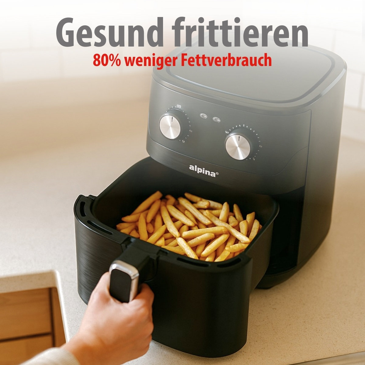 Een airfryer met friet. Een hand trekt de lade. Tekst: 'Gezond frituren, 80% minder vetverbruik'.