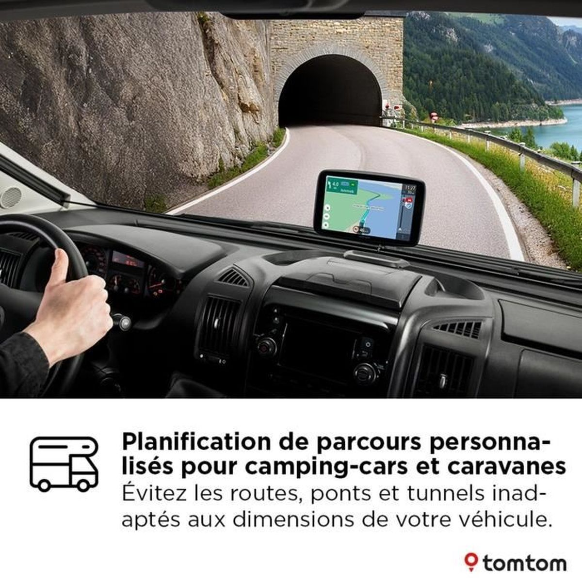 All'interno di un'auto, un GPS mostra una strada che entra in una galleria. Una mano fa il pollice in su. Montagne e acqua sono visibili all'esterno.