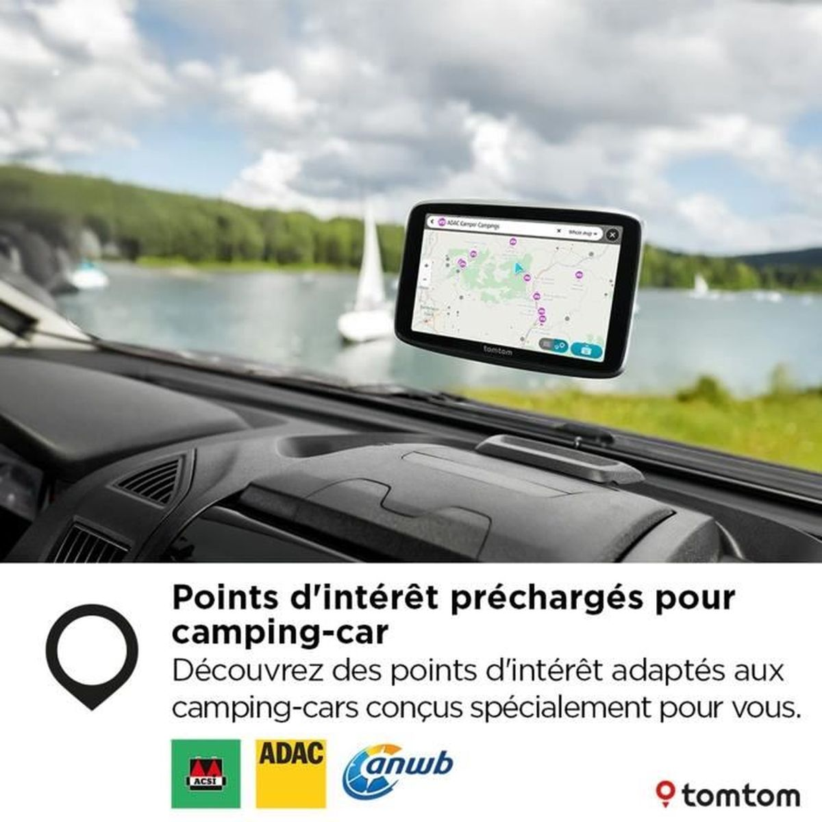 Un GPS TomTom mostra una mappa sul cruscotto. Sullo sfondo, un lago con barche a vela e alberi sotto un cielo nuvoloso.