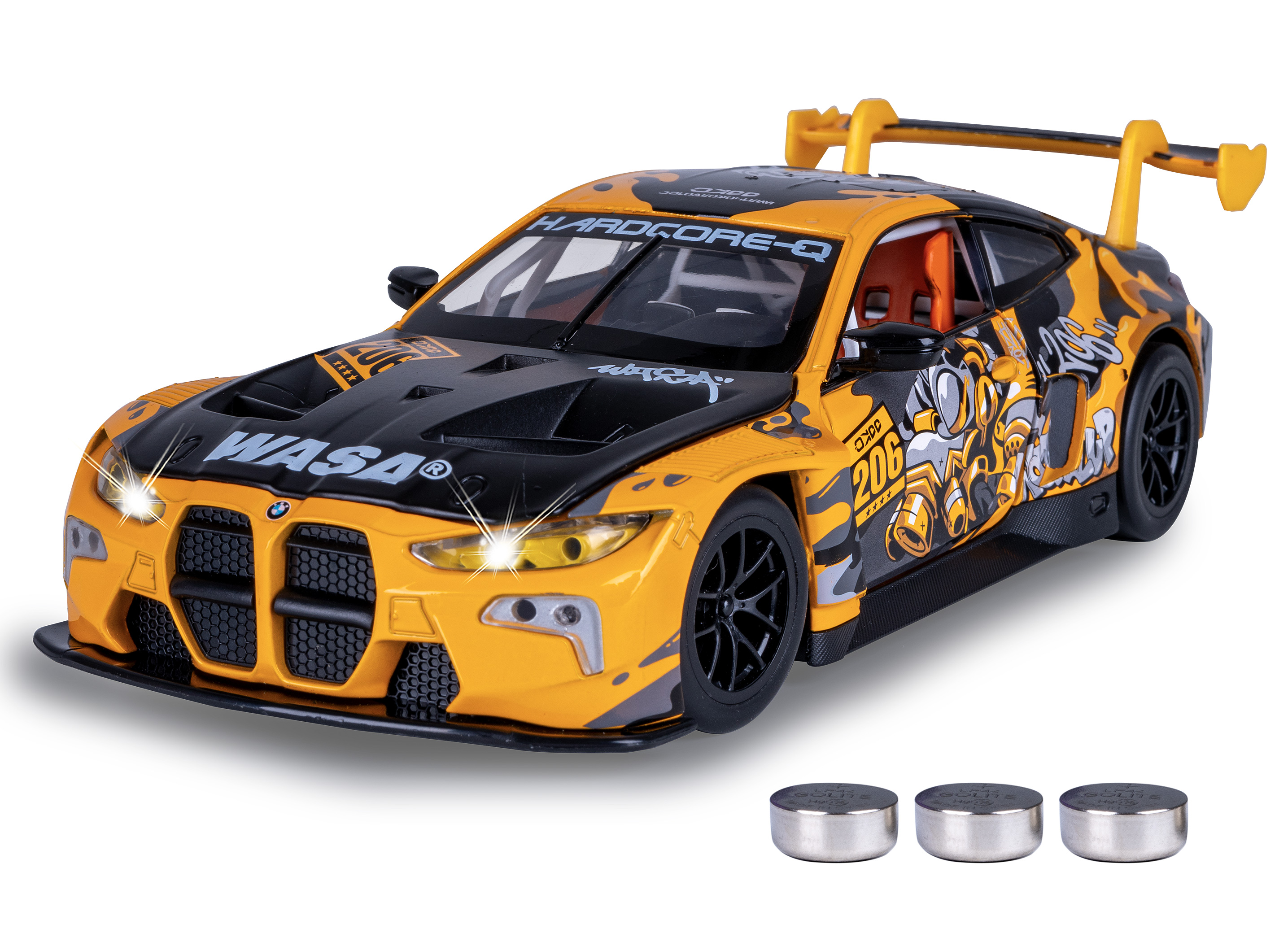 Ein gelbes und schwarzes Spielzeug-Rennauto mit Spoiler und Lichtern. Drei Batterien liegen auf weißem Hintergrund.