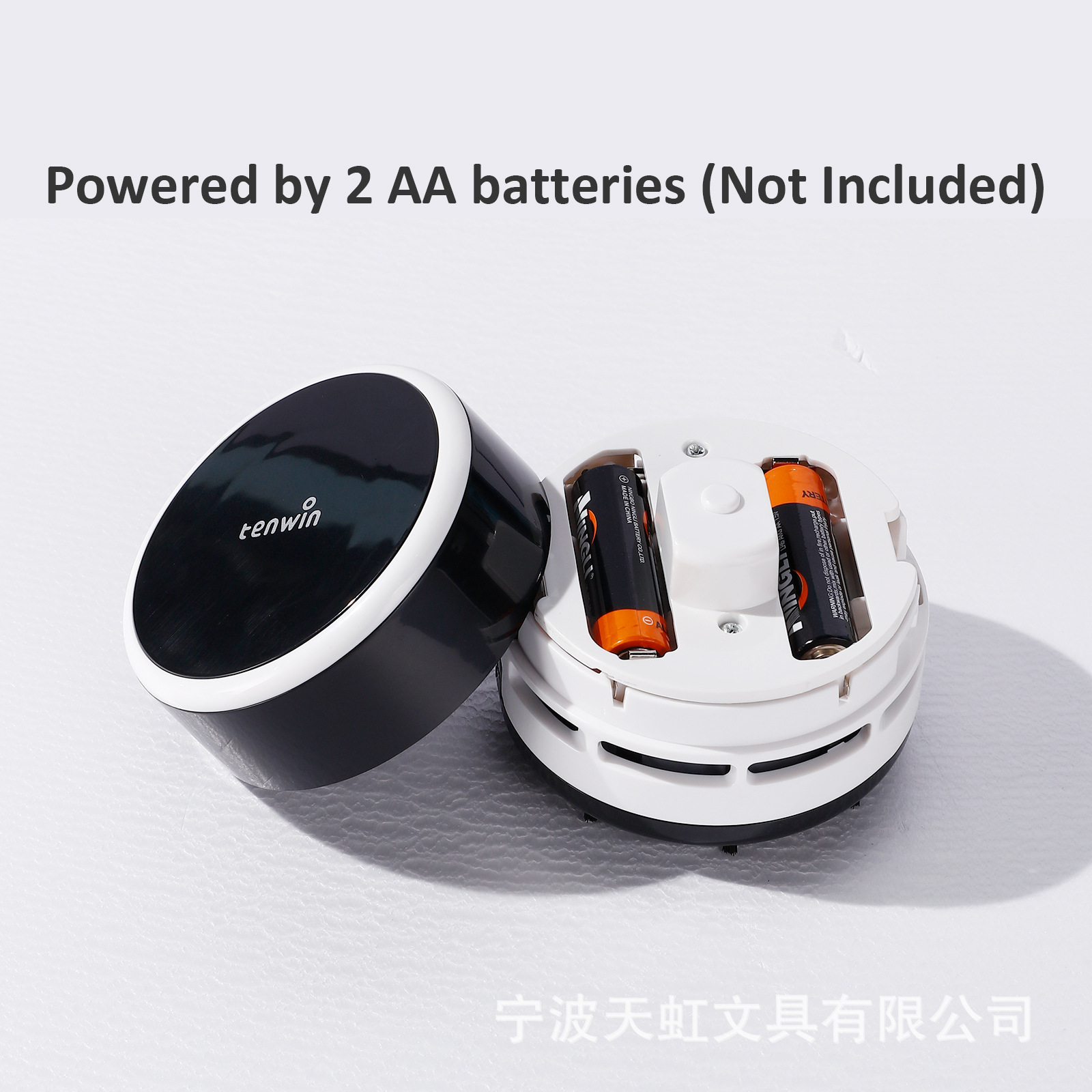 Ein geöffnetes weißes und schwarzes Gerät mit zwei AA-Batterien. Der Deckel ist schwarz. Text: Stromversorgung über 2 AA-Batterien (nicht enthalten).