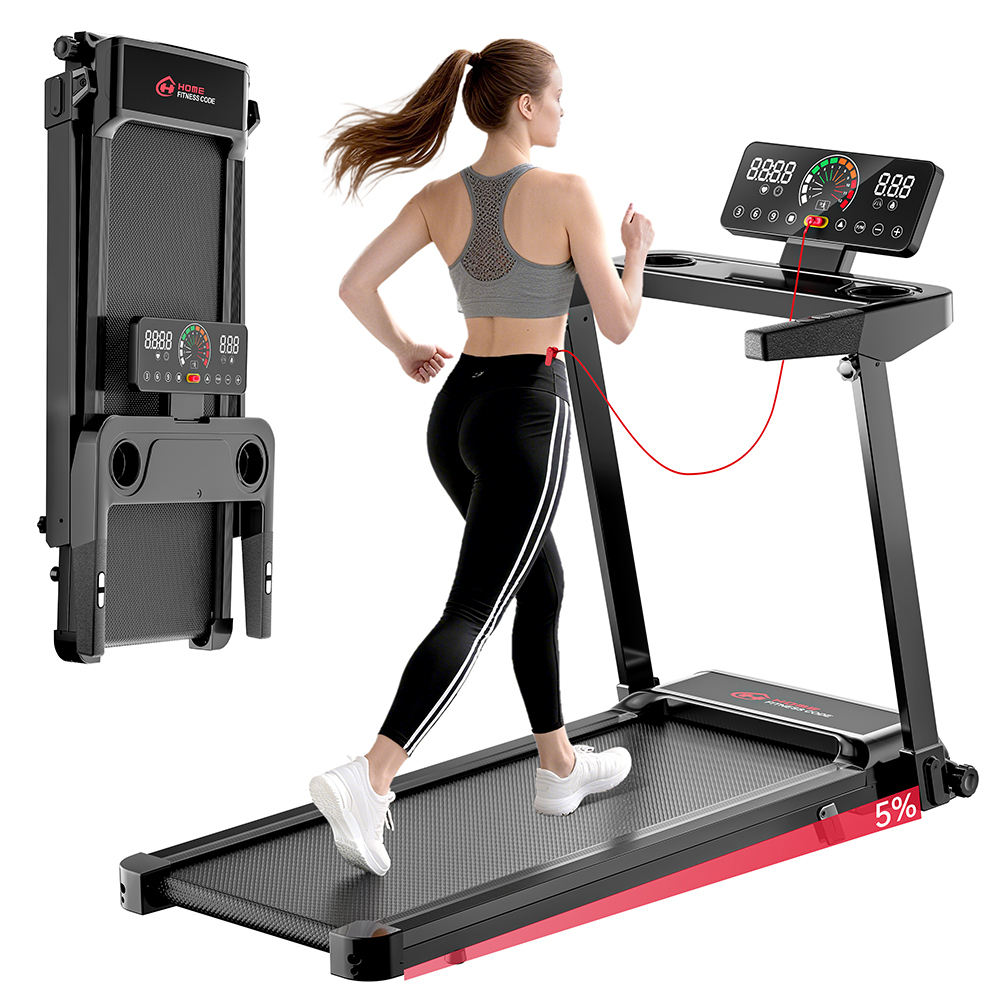 Kobieta biegnie na bieżni. Czarne legginsy, białe buty. Składana bieżnia po lewej. Wyświetlacz pokazuje prędkość i dane.