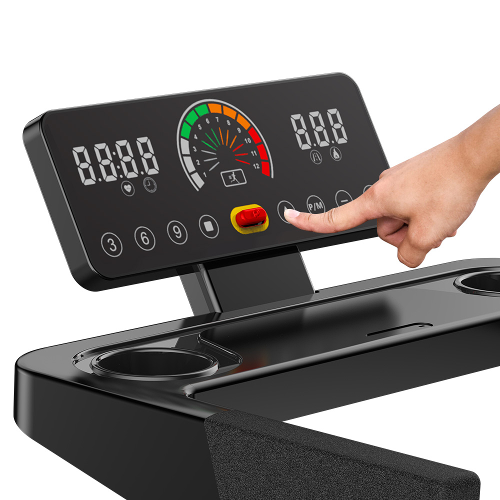 Ręka naciska przycisk na konsoli bieżni. Konsola wyświetla prędkość, czas i dane treningowe, z kolorowym wyświetlaczem.