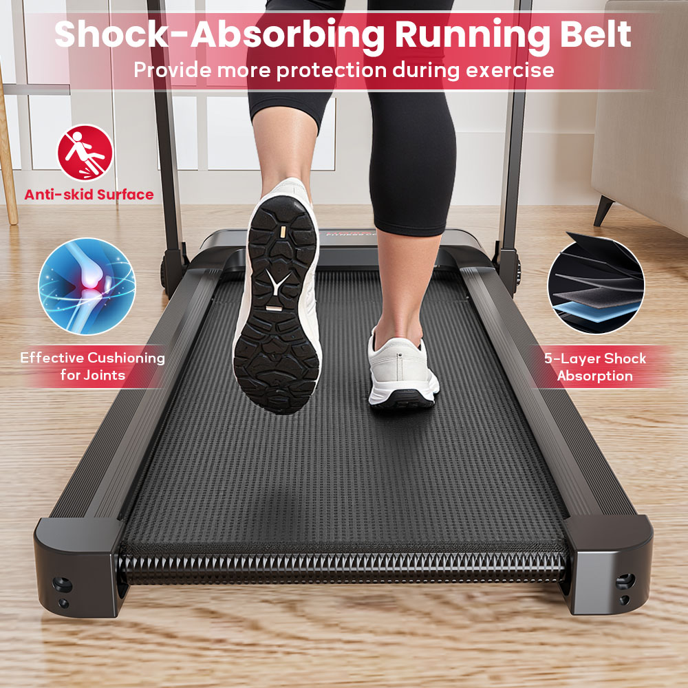 Osoba chodzi po bieżni. Bieżnia ma czarną powierzchnię. Białe buty na stopach osoby. Tekst wspomina amortyzację.