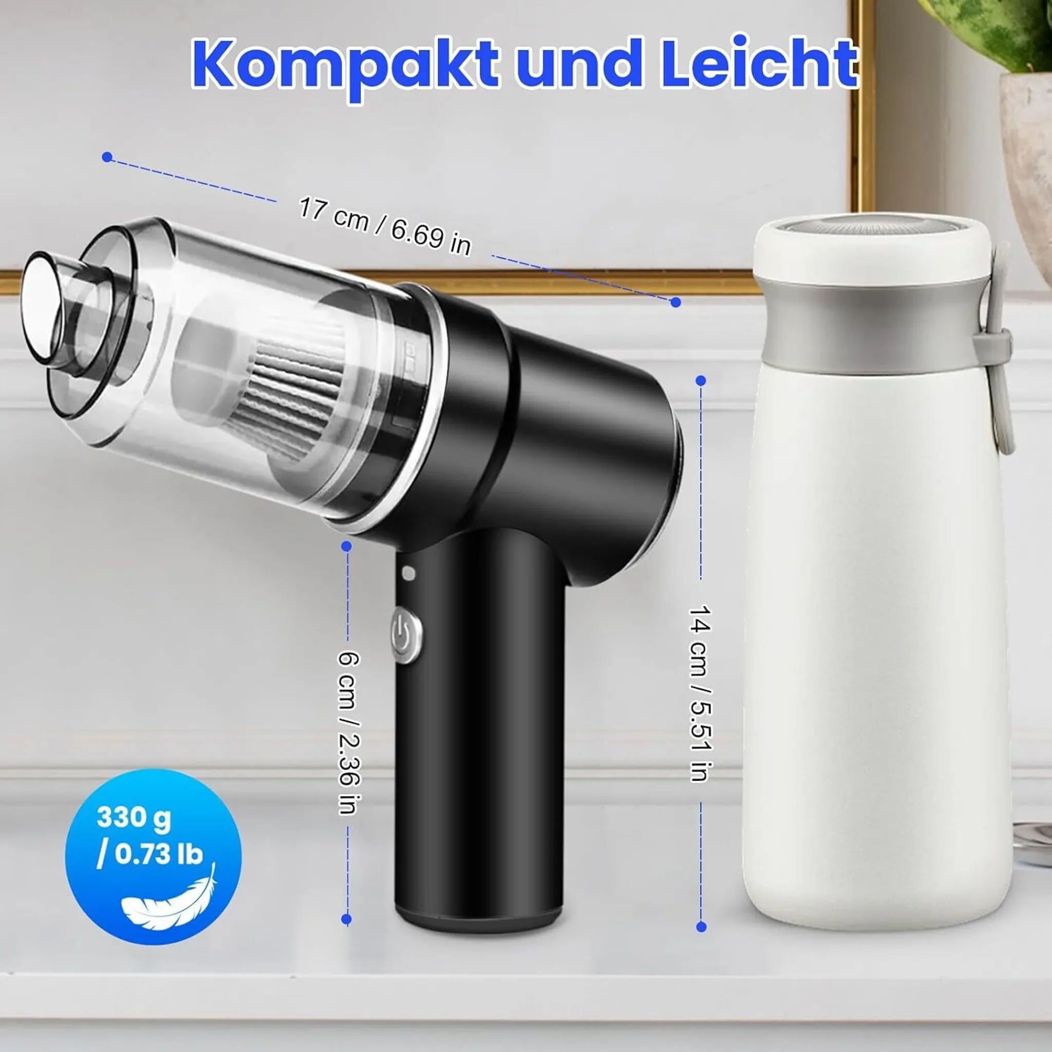 Das Bild zeigt einen schwarzen Handstaubsauger und eine weiße Thermoskanne. Der Staubsauger ist mit Abmessungen versehen. Die Thermoskanne steht daneben.