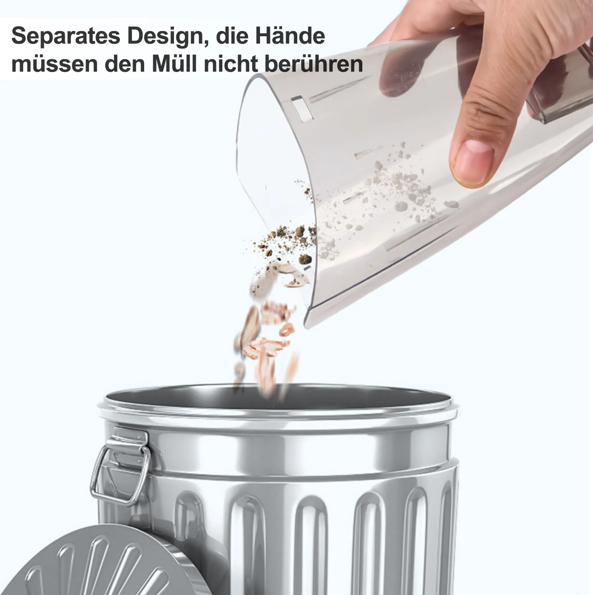 Eine Hand schüttet Schmutz aus einem durchsichtigen Behälter in einen Metallmülleimer. Die Szene ist vor weißem Hintergrund.