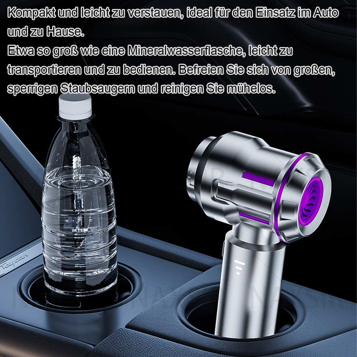 Eine Wasserflasche und ein kleiner, silberner Staubsauger mit lila Akzenten befinden sich in Getränkehaltern im Auto. Der Hintergrund ist dunkel.