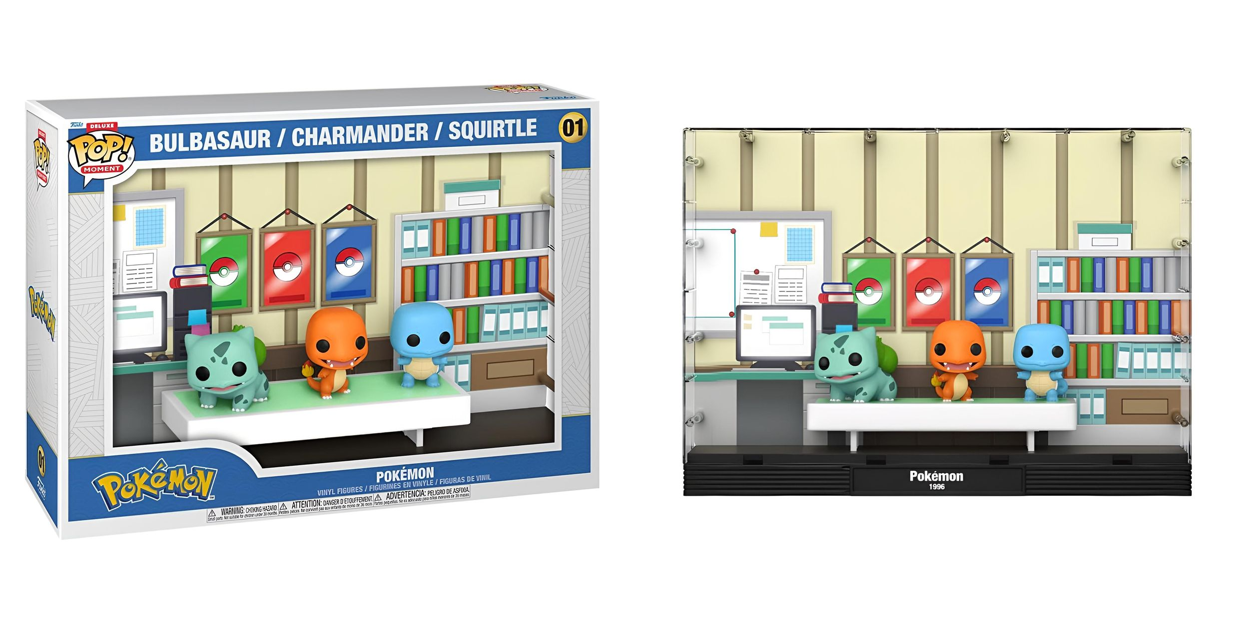 Un Funko Pop! di Bulbasaur, Charmander e Squirtle. Sono su una scrivania di fronte a uno sfondo con una lavagna, poster e una libreria.
