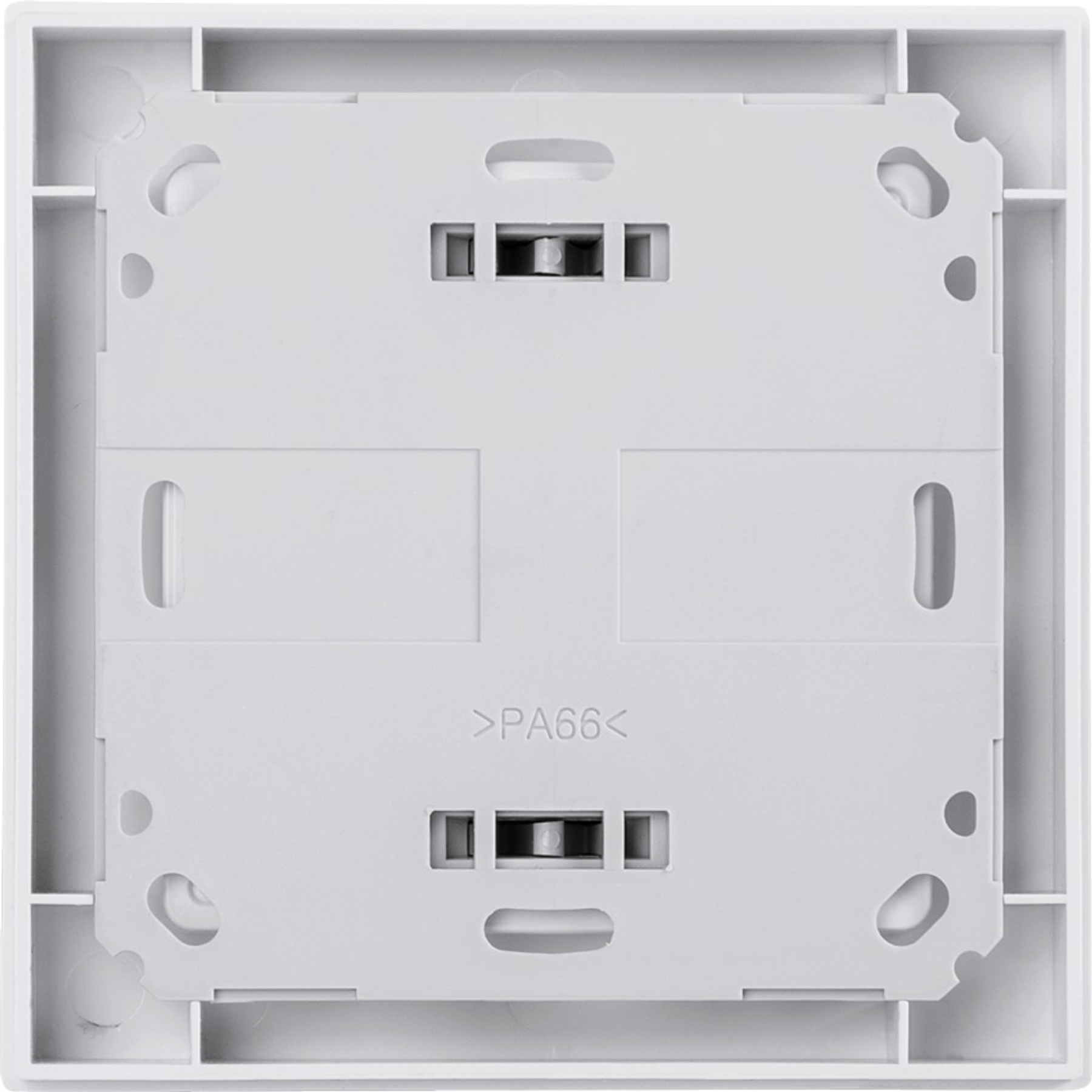 Eine weiße Elektro-Outlet-Rückplatte. Es hat eine rechteckige Form mit mehreren Öffnungen und Befestigungslöchern. Das Material ist Kunststoff.