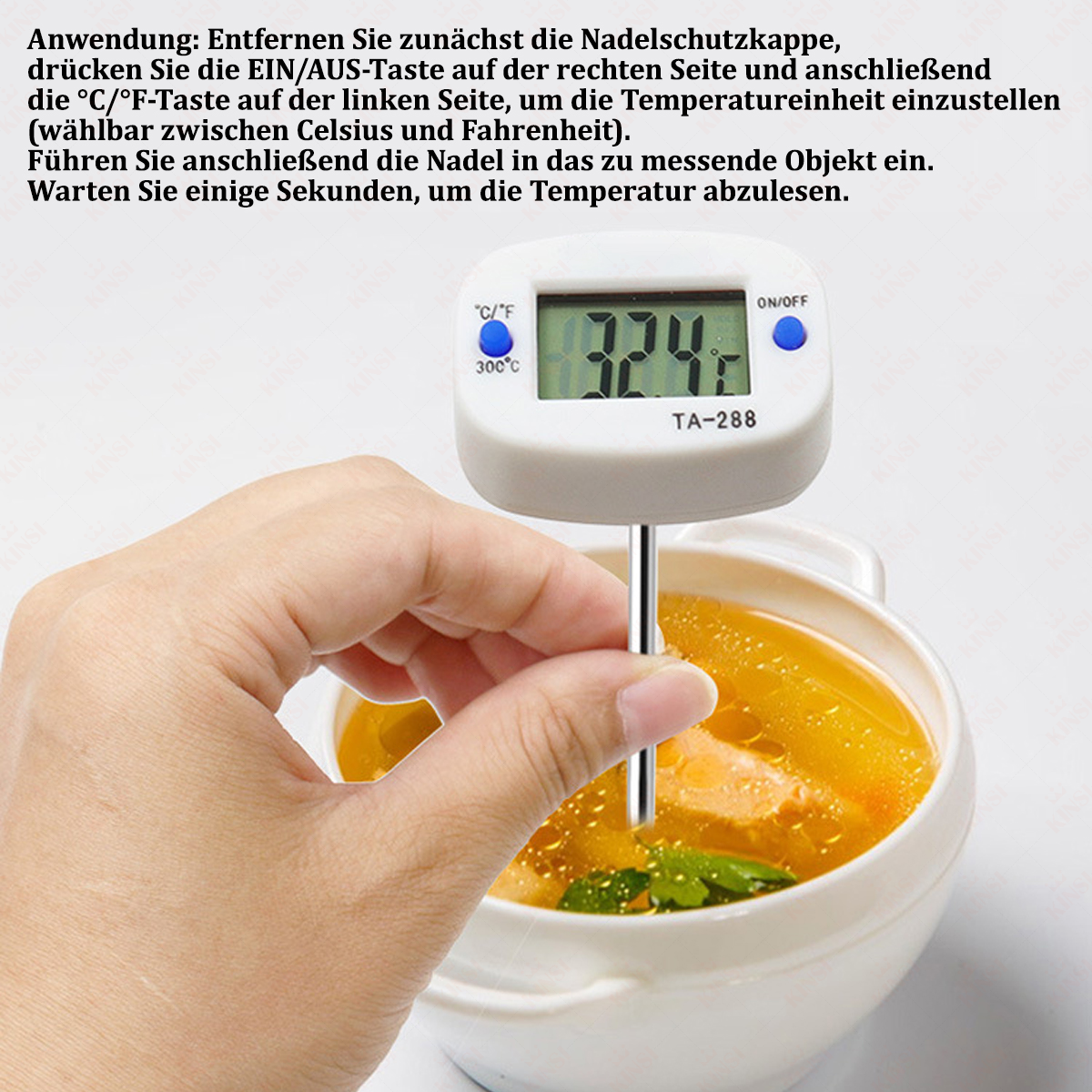Eine Hand hält ein Thermometer in Suppe. Das Thermometer zeigt 324,1°F an. Eine weiße Schüssel enthält gelbe Suppe mit Gemüse.