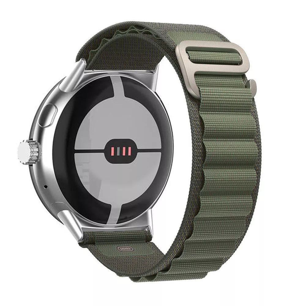 Eine silberne Smartwatch mit grünem Armband wird gezeigt. Die Uhr hat ein schwarzes und graues Zifferblatt, und das Armband ist aus strukturiertem Material.