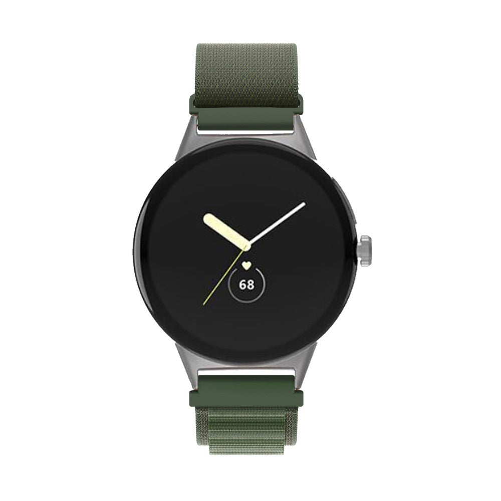 Eine Smartwatch mit schwarzem Bildschirm zeigt Zeit und Gesundheitsmetriken an. Sie hat ein grünes Stoffband, ein silbernes Gehäuse und einen Knopf.