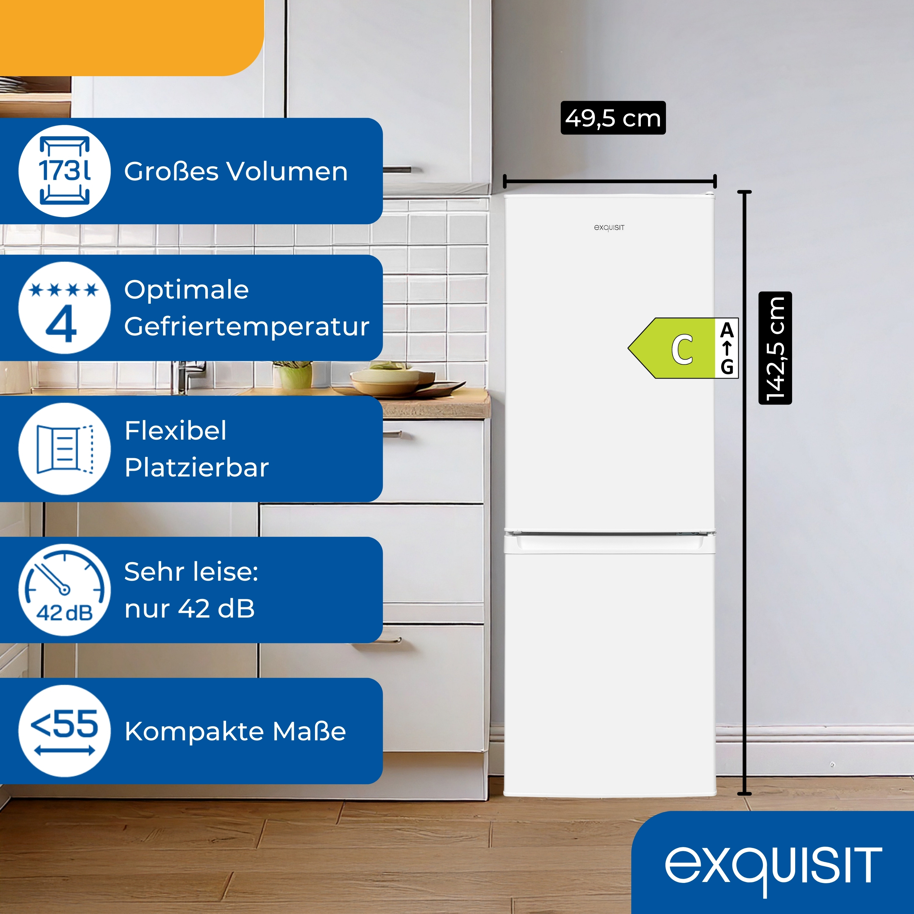 Ein weißer Exquisit-Kühlschrank mit Abmessungen. Er hat Funktionsetiketten und eine C-Energieeffizienzklasse. Der Hintergrund ist eine Küche.