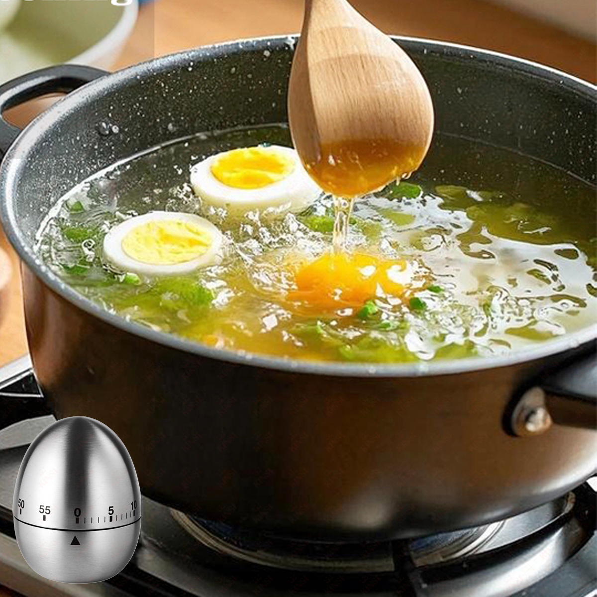 Eier kochen in einem Topf, ein Holzlöffel gießt Flüssigkeit. Ein Eieruhr steht daneben. Eier sind halbiert.