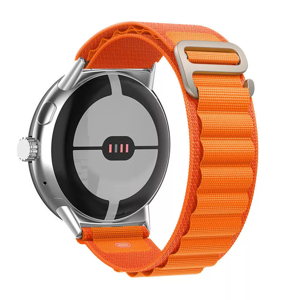 Eine silberne Smartwatch mit orangefarbenem Armband. Das Zifferblatt ist schwarz und grau. Das Armband ist orange mit Metallverschluss.