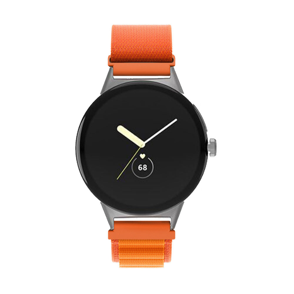 Eine Smartwatch mit orangefarbenem Armband und schwarzem Zifferblatt. Sie zeigt die Uhrzeit und eine Herzfrequenz von 68 an. Die Uhr ist silberfarben.
