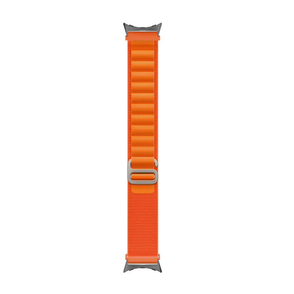 Oranges Uhrenarmband auf weißem Hintergrund. Das Armband hat eine silberne Schnalle und Anschlüsse. Das Armband besteht aus einem strukturierten, orangefarbenen Stoff.