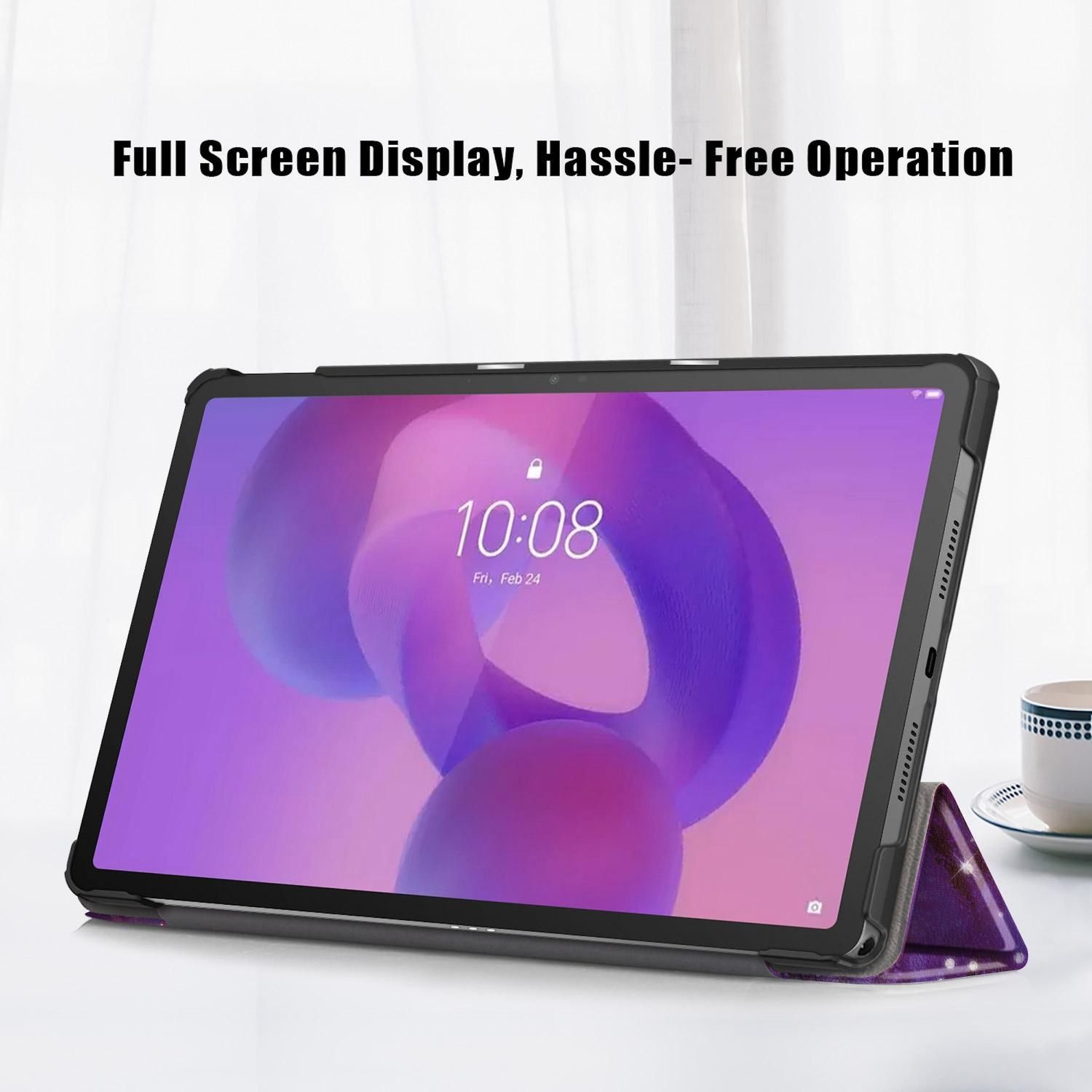 Tablet mit Hülle, zeigt einen lila Bildschirm mit Uhrzeit, eine weiße Tasse und Text 'Full Screen Display, Hassle- Free Operation'.