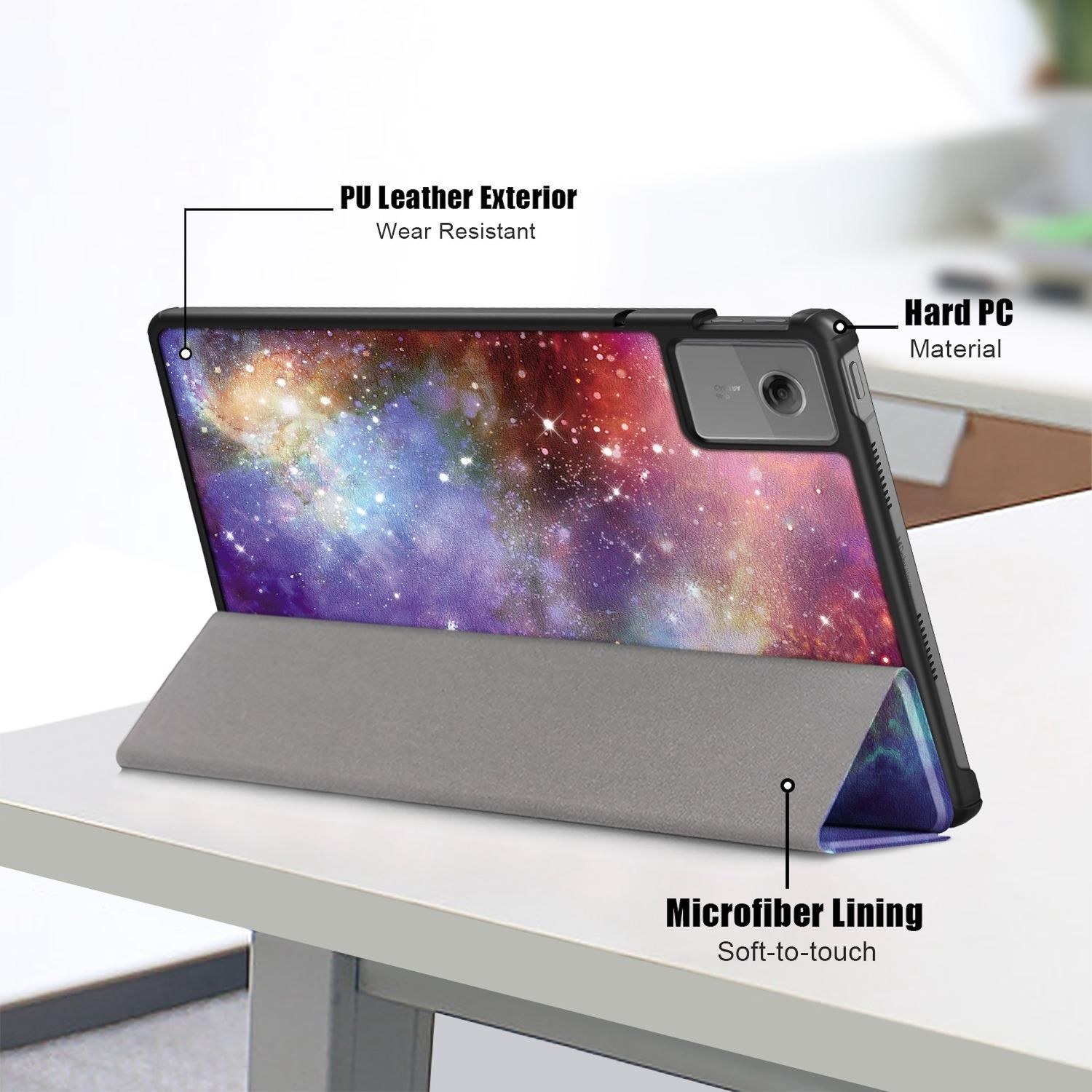 Eine Tablet-Hülle mit Galaxiedesign. Die Hülle ist geöffnet, auf einer grauen Basis auf einem weißen Tisch abgestützt. Etiketten zeigen Materialdetails.